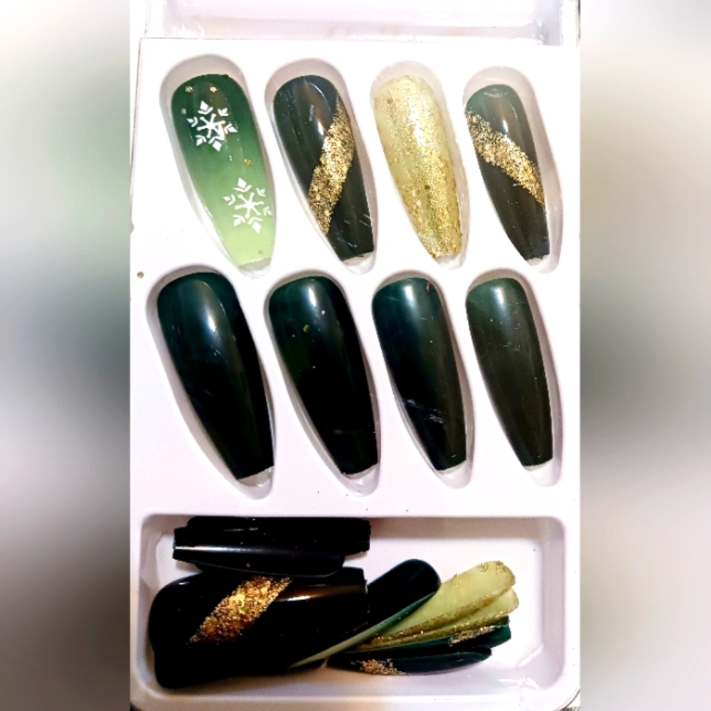 Green &gold xmas nails